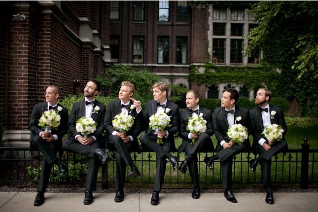 Padrinhos com os buquês de flores posam para mais uma imagem diferente (Foto: Reprodução)
